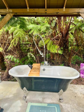 Romantic Retreat, Relax at Hot-tub, Indoor & Outdoor shower, firepit, 5 min to Hawaii Volcano park